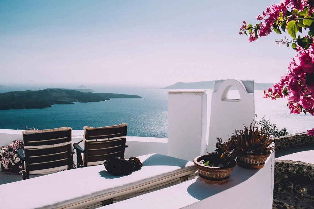 Καλοκαιρινό μπαλκόνι με θέα τη θάλασσα