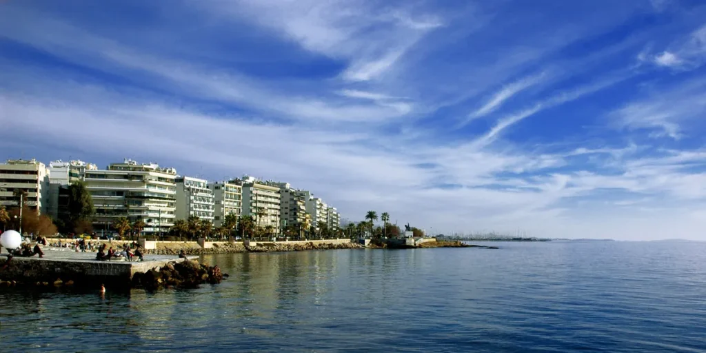 Παραλιακό μέτωπο του Παλαιού Φαλήρου με πολυκατοικίες και θάλασσα