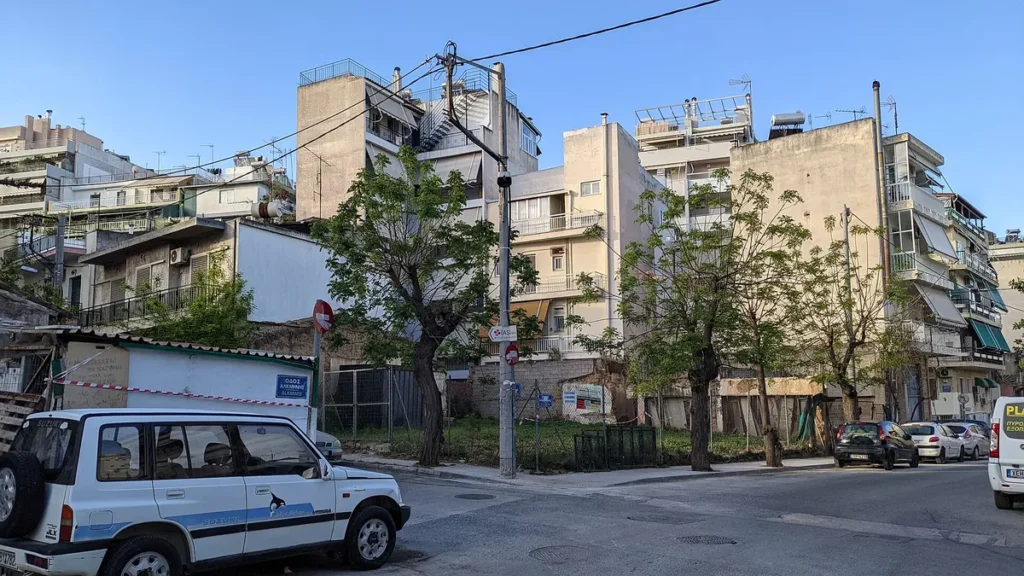 Πολυκατοικίες σε πυκνοδομημένη γειτονιά της Αθήνας