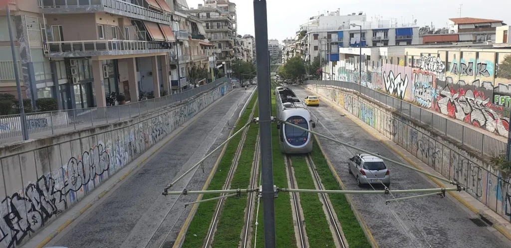 Πολυκατοικίες και τραμ στον Νέο Κόσμο της Αθήνας